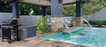 Private Kingston 6 Villa w/ Pool, Swim-Up Bar & Outdoor Kitchen Near Liguanea
