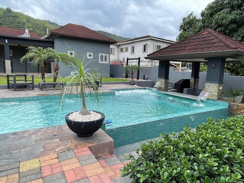 Private Kingston 6 Villa w/ Pool, Swim-Up Bar & Outdoor Kitchen Near Liguanea