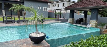 Private Kingston 6 Villa w/ Pool, Swim-Up Bar & Outdoor Kitchen Near Liguanea