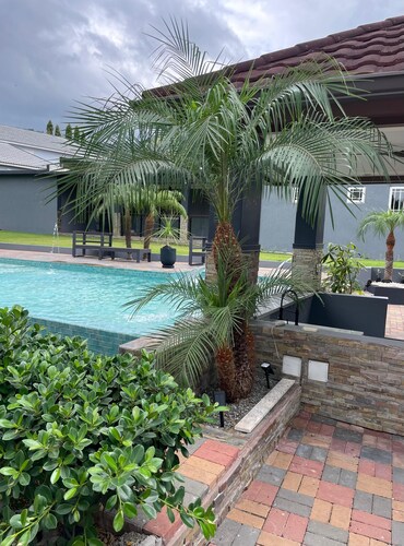 Private Kingston 6 Villa w/ Pool, Swim-Up Bar & Outdoor Kitchen Near Liguanea
