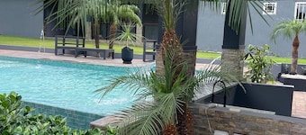 Private Kingston 6 Villa w/ Pool, Swim-Up Bar & Outdoor Kitchen Near Liguanea