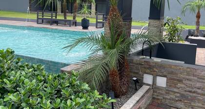 Private Kingston 6 Villa w/ Pool, Swim-Up Bar & Outdoor Kitchen Near Liguanea