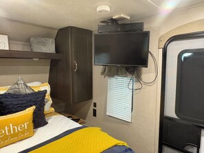 Room - Cozy 1-bedroom recreational vehicle in tranquil Surfside Beach with AC (Surfside Beach)