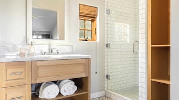 Serviettes fournies, savon, papier de toilette