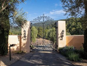 Exterior detail - Modern Farmhouse in the Hills (Goleta)