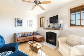 Living area - Modern Farmhouse in the Hills (Goleta)