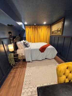 Room - Benson Bunny Blue Hole (Omaha)