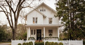 Exterior - Charming Historic Home in Downtown Fitzgerald - Fast WiFi, Comfortable Stay (Fitzgerald)