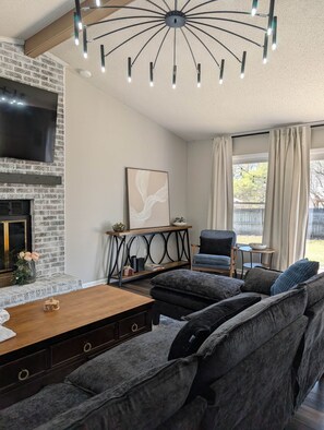 TV - Linen and Light 3 BR/2 Bath 10 min to base (Enterprise)