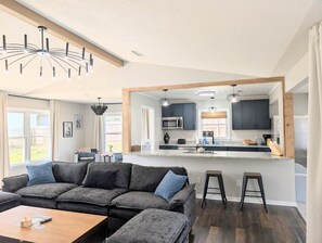 TV - Linen and Light 3 BR/2 Bath 10 min to base (Enterprise)