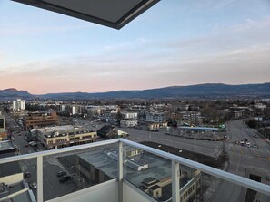 Eine Stadtansicht mit Gebäuden, Straßen und fernen Bergen.
