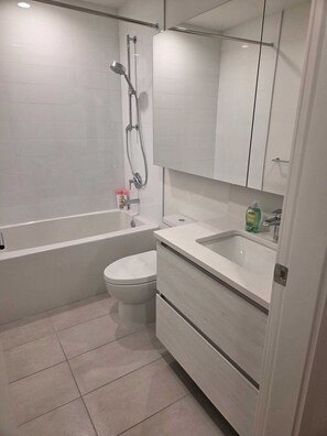 Dusche, Haartrockner, Handtücher, Seife