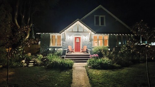 By-The-Beach-House: Large Home in Prime Location