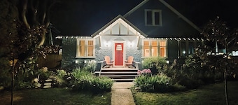 By-The-Beach-House: Large Home in Prime Location