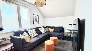 Living area - By-The-Beach-House: Large Home in Prime Location (Nakusp)