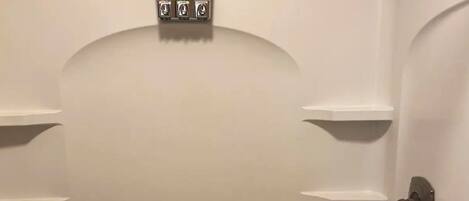 Secador de pelo, toallas, jabón, papel higiénico