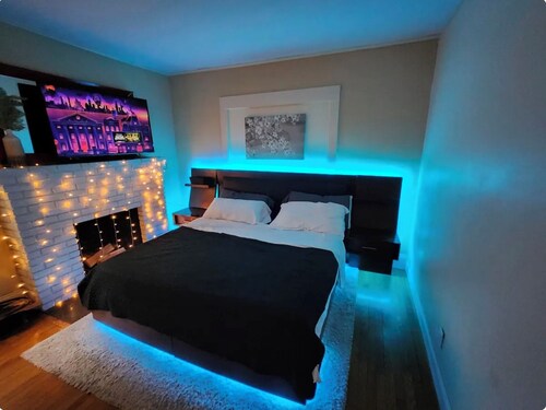 Spacious 5-bedroom all King and Queen beds. SU/Westcott center