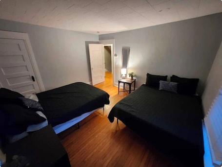 Iron/ironing board, WiFi, bed sheets. Spacious 5-bedroom all King and Queen beds. SU/Westcott center