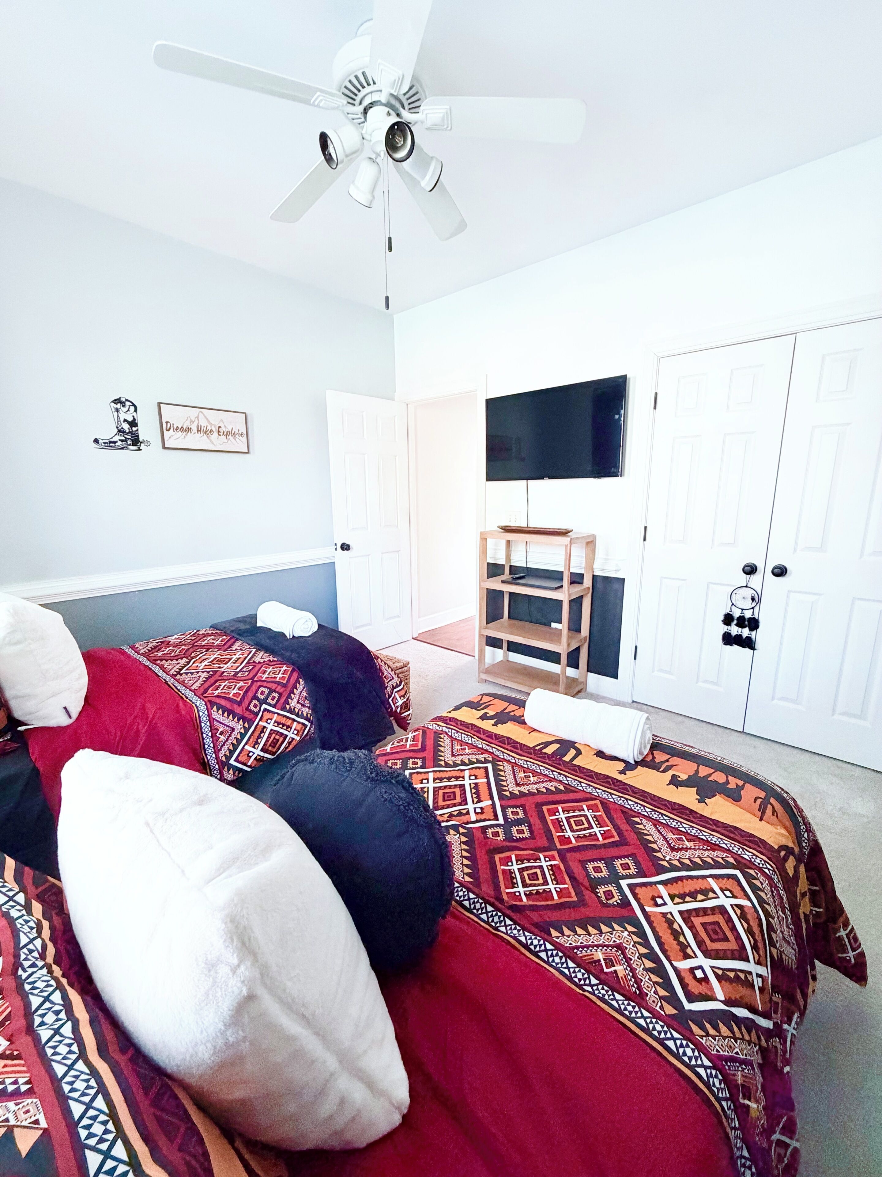 5 bedrooms, iron/ironing board, WiFi, bed sheets