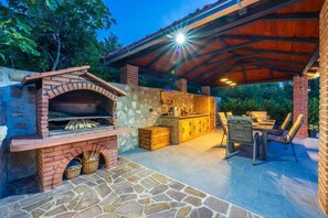 Outdoor dining - Villa with swimming pool and garden kitchen with barbecue (Grižane)