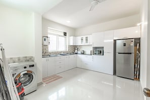 Geladeira, micro-ondas, cooktop, chaleira elétrica