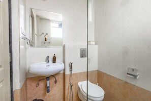 Hair dryer, towels, soap, toilet paper - Elegant 2-Bedroom Duplex Apartment With 3 AC's In The Heart Of Benaulim (Benaulim)
