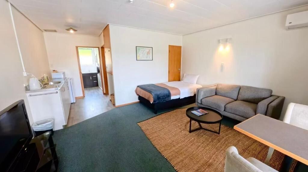 Căn hộ tiện nghi đơn giản, sân hiên, quang cảnh núi