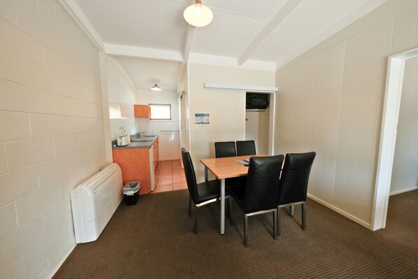 家庭公寓, 2 間臥室, 山景 | 用餐區