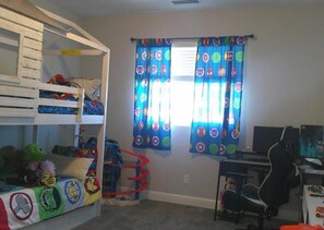 Room - Spacious 4-bedroom house in peaceful Visalia with AC, pool, spa, full game room (Visalia)