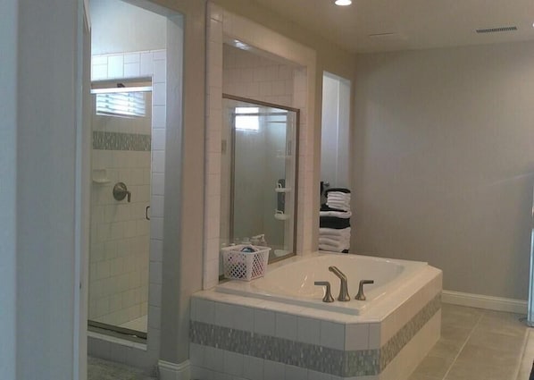 Hair dryer, towels, soap, toilet paper - Spacious 4-bedroom house in peaceful Visalia with AC, pool, spa, full game room (Visalia)