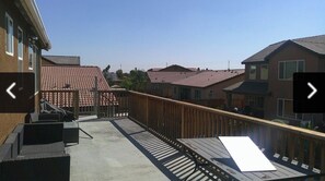 Terrace/patio - Spacious 4-bedroom house in peaceful Visalia with AC, pool, spa, full game room (Visalia)