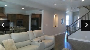 Living area - Spacious 4-bedroom house in peaceful Visalia with AC, pool, spa, full game room (Visalia)