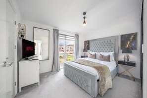 3 bedrooms, iron/ironing board, WiFi, bed sheets - 3 bedroom house in Bricket Wood , St Albans with Free Parking and EV Charger (Bricket Wood)