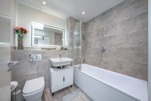 Shower, hair dryer, towels, toilet paper - 3 bedroom house in Bricket Wood , St Albans with Free Parking and EV Charger (Bricket Wood)