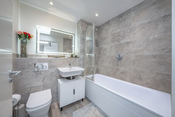 Shower, hair dryer, towels, toilet paper - 3 bedroom house in Bricket Wood , St Albans with Free Parking and EV Charger (Bricket Wood)