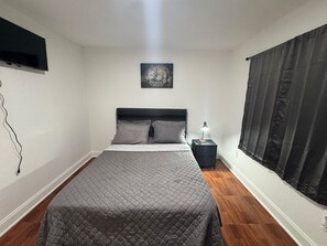 1 bedroom, iron/ironing board, WiFi, bed sheets - Room, cozy and well-lit (Tampa)
