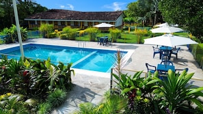 Una piscina al aire libre
