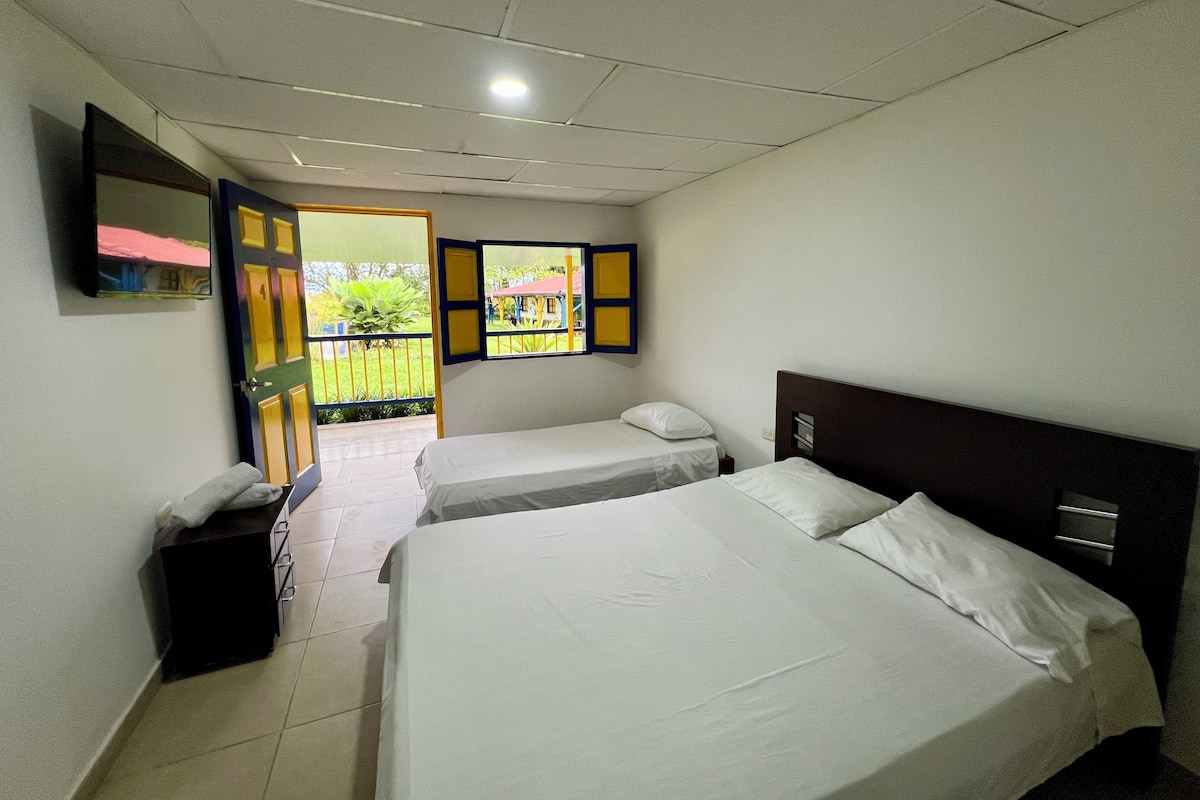 Chambre Triple, vue piscine | Draps fournis