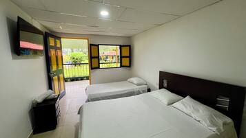 Habitación triple, vistas a la piscina | Ropa de cama
