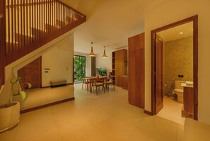 المنشأة من الداخل