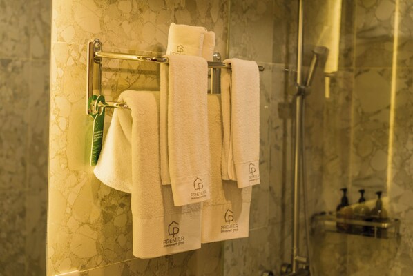 Suihku, ilmaiset hygieniatuotteet, hiustenkuivaaja, pyyhkeet