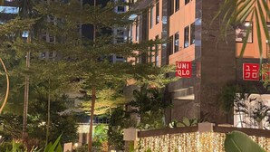 Un bâtiment moderne avec une enseigne sur laquelle on peut lire « UNIOLO ».