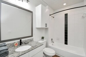 Hair dryer, towels, soap, toilet paper - Moon room studio -Houston heights on Washington Ave. (Houston)
