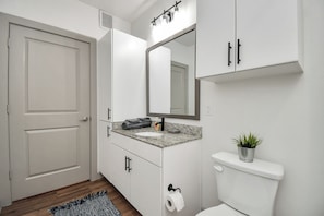 Hair dryer, towels, soap, toilet paper - Moon room studio -Houston heights on Washington Ave. (Houston)