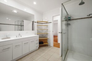 Shower, hair dryer, towels, soap - Island Seascape | 5 Min Walk to Beach (Cowes)