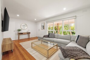 Living area - Island Seascape | 5 Min Walk to Beach (Cowes)