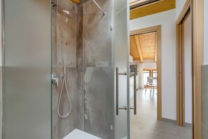 Shower, hair dryer, bidet, towels - Residenza Lugana - Apt 6, Peschiera del Garda, Italy (Peschiera del Garda)