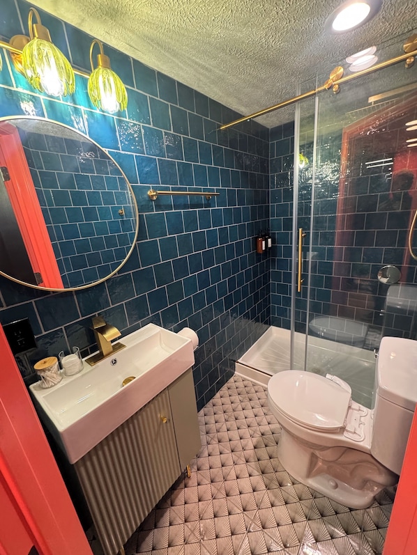 Dusche, Haartrockner, Bidet, Handtücher