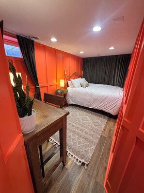 Room - Benson Bunny Pink Hole (Omaha)