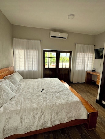 WiFi, bed sheets. 2-bedroom townhome in amazing Puerto Barrios with AC comfort